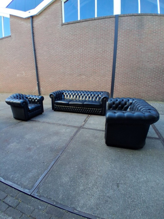 Conjunto de sofás Chesterfield de cuero negro 3+2+1, fabricado en Inglaterra. – Salvale Design (photo 3 of 12)