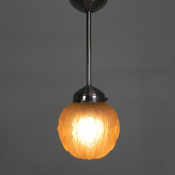 Image 1 of Lampada a sospensione Art Déco con sfera di vetro e raffinata decorazione geometrica, anni '30