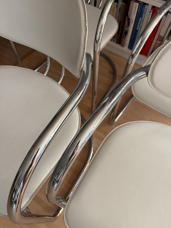 Image 1 of 6 hoogwaardige cantileverstoelen met chromen frame en witte Skai-bekleding.