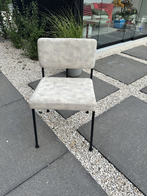 2 x Esszimmerstuhl Monday ohne Armlehnen – schwarzes Gestell
Bezug: Kvadrat – Febrik – Razzle Dazzle – 116

