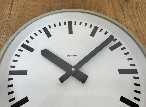 Image 1 of Horloge murale industrielle grise de Siemens, années 1970