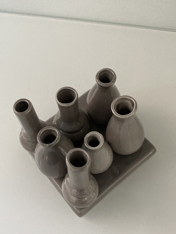 Image 1 of Vaasjes Vaas Op Een Vierkante Ondergrond