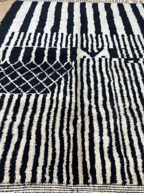 Image 1 of Tappeto berbero tradizionale nero, realizzato a mano, dimensioni 200x300 cm.