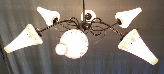 Image 1 of Lampadario modernista a 6 luci in ottone e vetro opalino - anni '40/'50