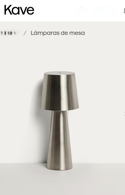 Lámpara de mesa grande Arenys de metal con acabado plateado brillante.