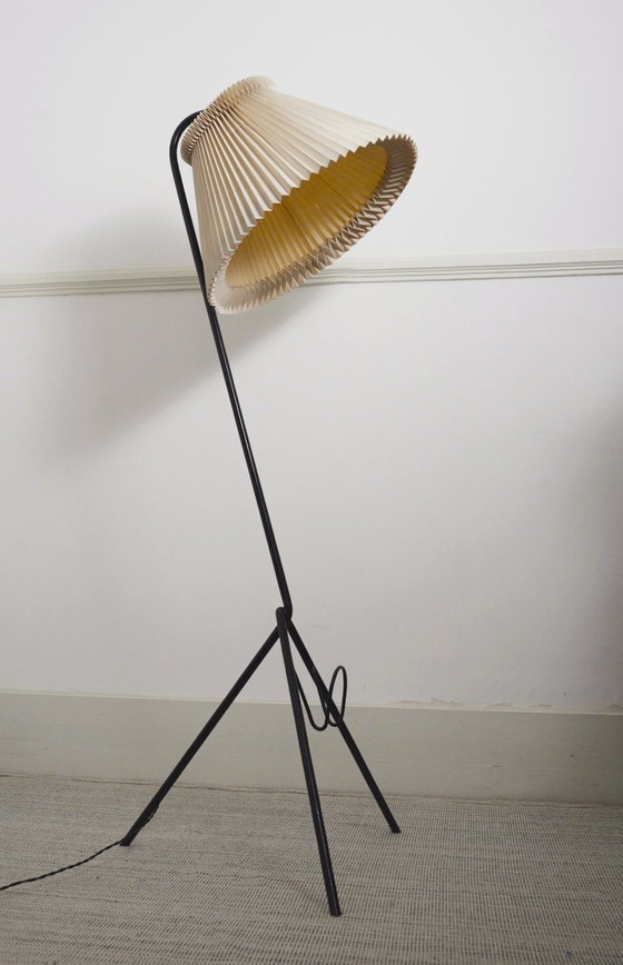 Image 1 of Vintage Le Klint vloerlamp met originele handgevouwen geplooide acrylkap, Deense mid-century moderne leeslamp met magazijn.