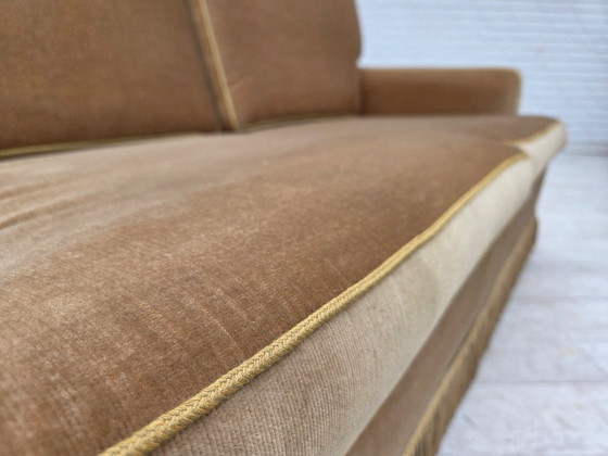 Image 1 of Deense tweezitsbank uit de jaren 70, bekleed met honinggeel meubelvelours.