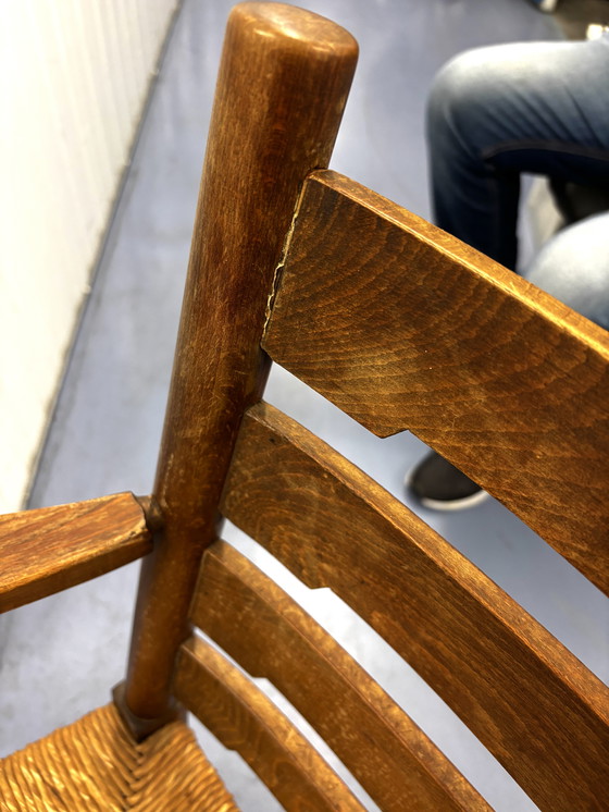 Image 1 of Antieke houten stoel met origineel strovlechtwerk.