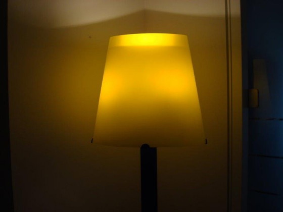 Image 1 of Lampada da terra postmoderna Murano (190 cm) – Vetro giallo e metallo blu – Stile Memphis / anni '90 – Certificata