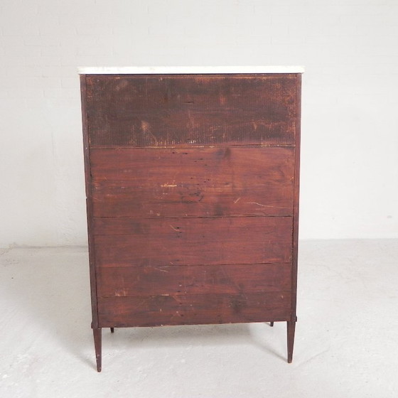 Image 1 of Vitrina de caoba con tapa de mármol, década de 1920.