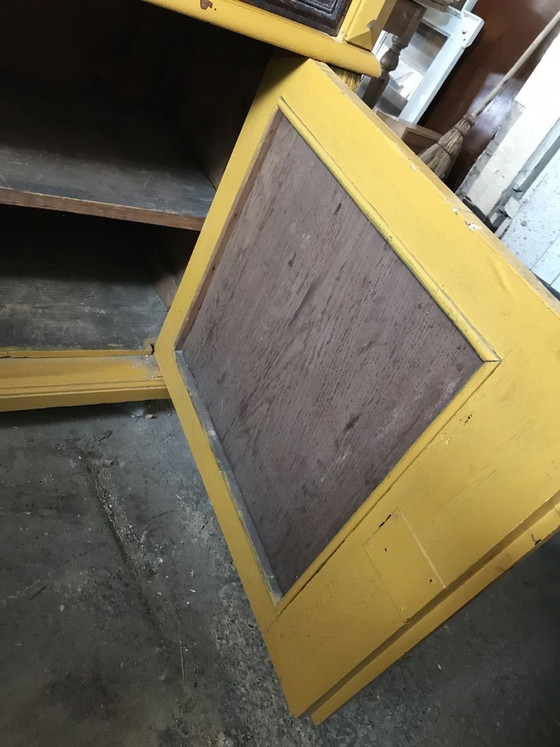 Armoire ancienne de style allemand peinte en ocre – Vaisseliers (photo 5 of 9)