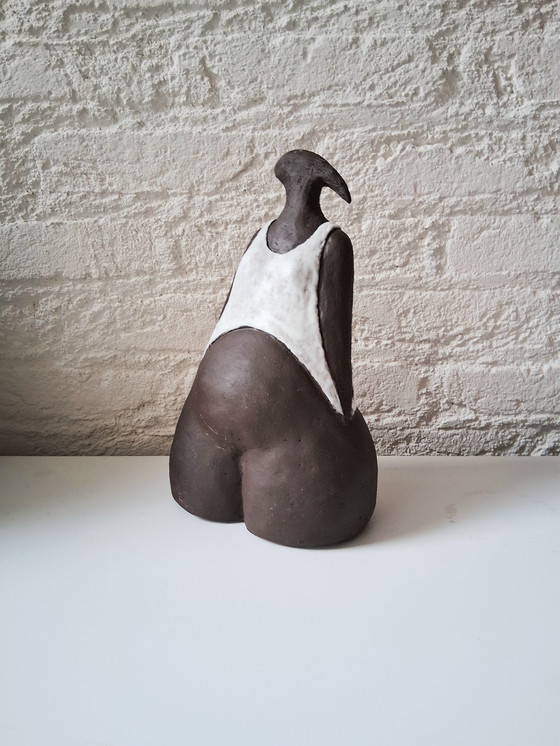 Image 1 of Mooi keramiek beeld van een zwangere vrouw. Kleur is bruin,creme. Kunstenaar is niet bekend,signatuur aanwezig