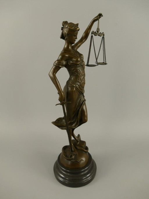 Estatua de bronce de la Dama de la Justicia