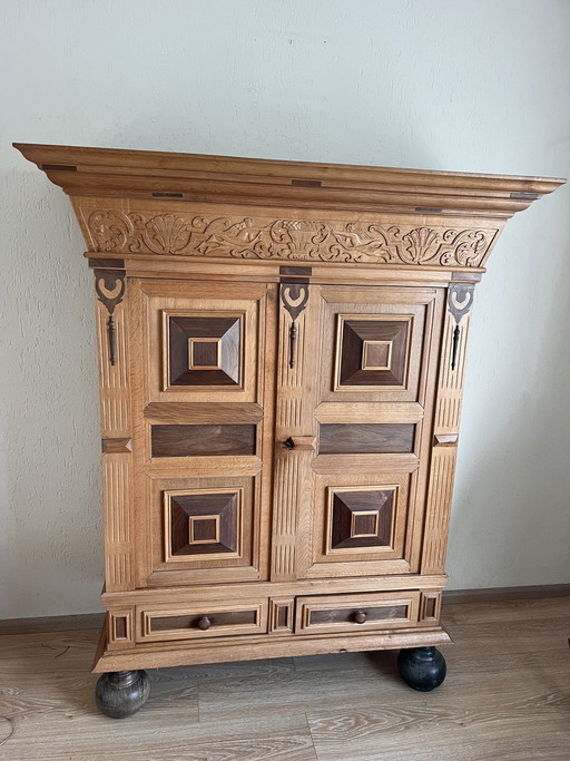 Antiguo mueble con cojines de Gelderland