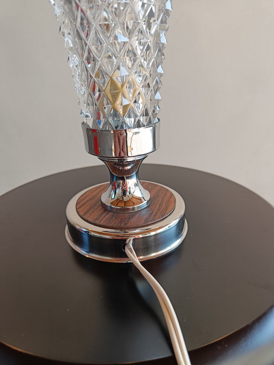 Image 1 of Lampada da tavolo italiana vintage con paralume in vetro pressato, base in cromo e legno, anni '70.