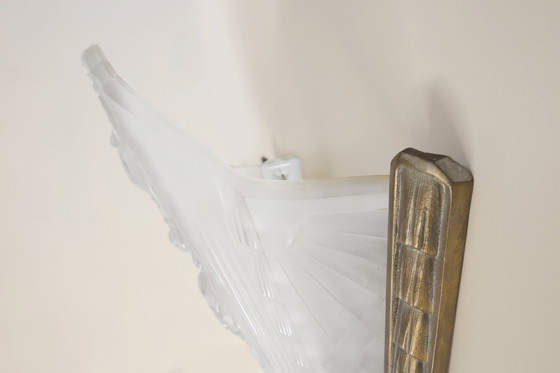 Image 1 of Franse Art Deco wandarmatuur met matte, geperst glazen kap, jaren 1920