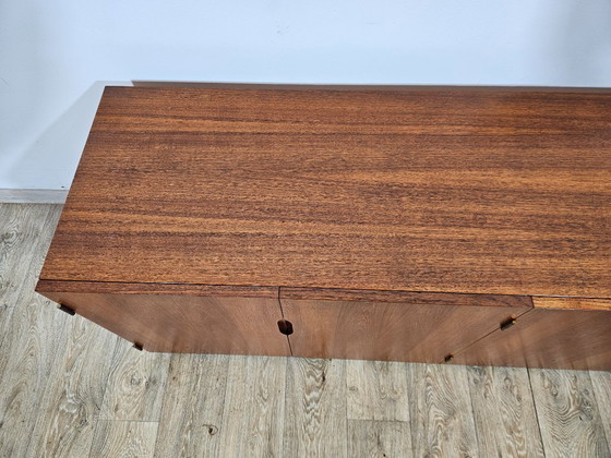 Image 1 of Icono del diseño, cómoda de teca, estilo moderno de mediados de siglo, década de 1960.