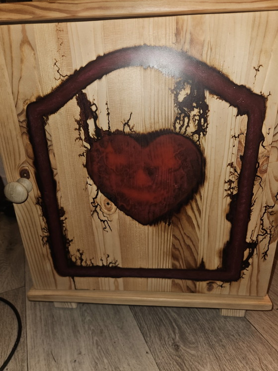 Image 1 of Uniek Epoxy Nachtkastje | Lichtenberg &Glow-in-the-Dark Hart