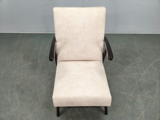 Image 1 of Sillón de terciopelo color crema de mediados de siglo, Checoslovaquia, década de 1960.
