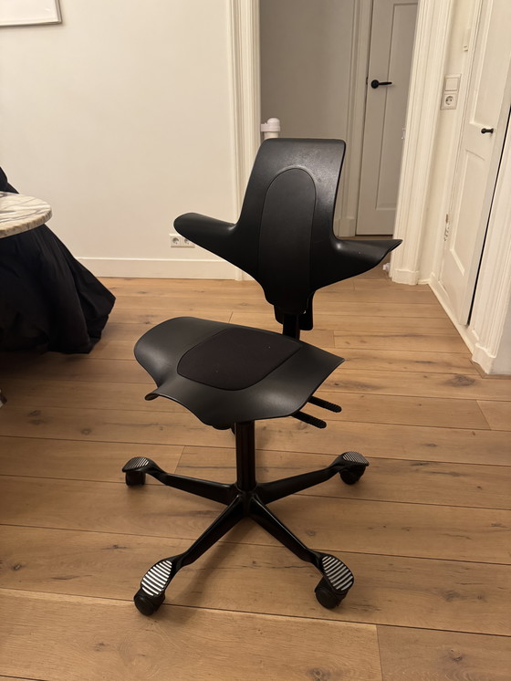 Image 1 of Schwarzer ergonomischer Bürostuhl auf Rollen