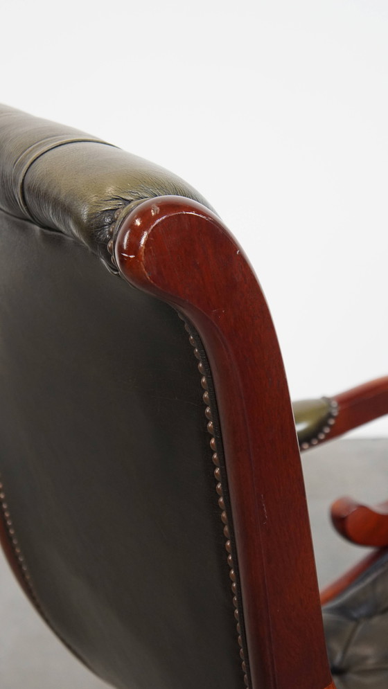 Image 1 of Groene Engelse stijl rundleren chesterfield fauteuil met hout