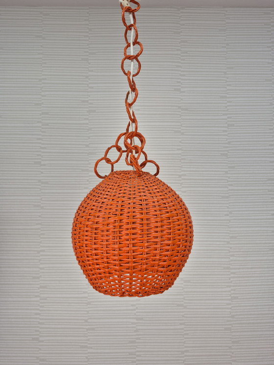 Image 1 of Rotan hanglamp oranje. Vintage rieten lamp met ketting.