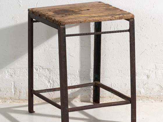 Tabouret industriel ancien en bois de pin et fer – Europe Centrale, circa 1950 – Iron, Industrieel (photo 2 of 40)