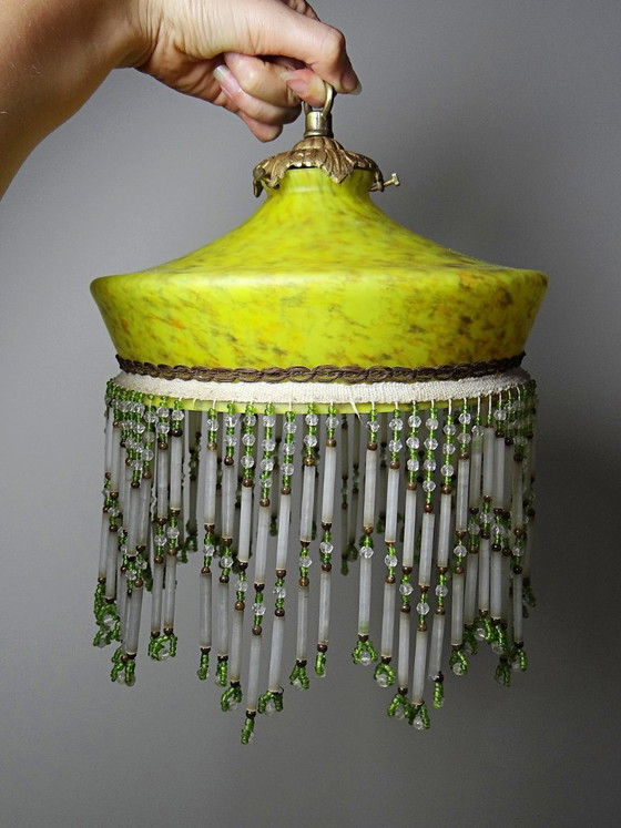 Antieke Art Deco Lampenkap van Geel Gemarmerd Glas met Kralenfranjes – Art déco, Decoratieve objecten (photo 5 of 14)