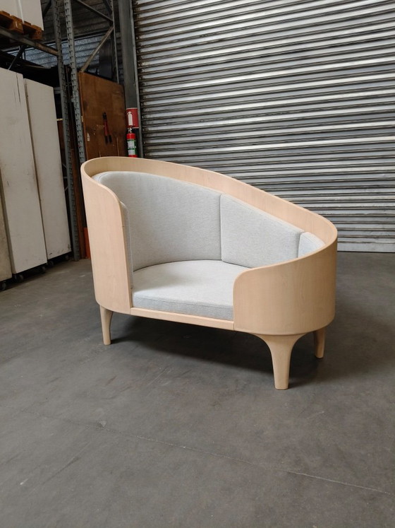 Design Loveseat with Rounded Wooden Shell and Light Upholstery – Textile (photo 5 of 5)