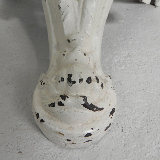 Image 1 of Mesa de bistró con patas de hierro fundido y tablero de mármol, década de 1920.