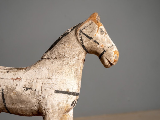 Image 1 of Caballo de juguete de madera antiguo sobre ruedas, principios del siglo XX