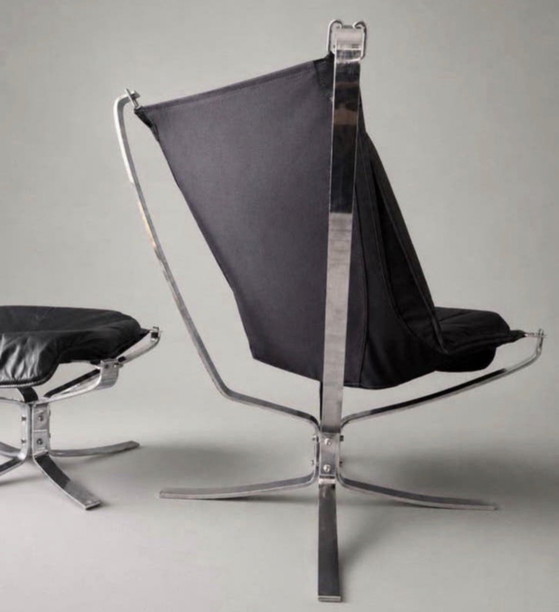 Image 1 of Sigurd Ressell – Falcon fauteuil met hoge rugleuning en voetenbank – Chroom en zwart leer – Noorwegen, ca. 1980