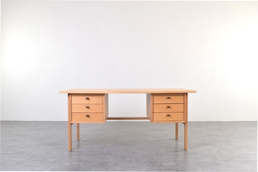 Mid-Century Schreibtisch aus Eichenholz von Svend Åge Madsen für Sigurd Hansen, 1960er Jahre.