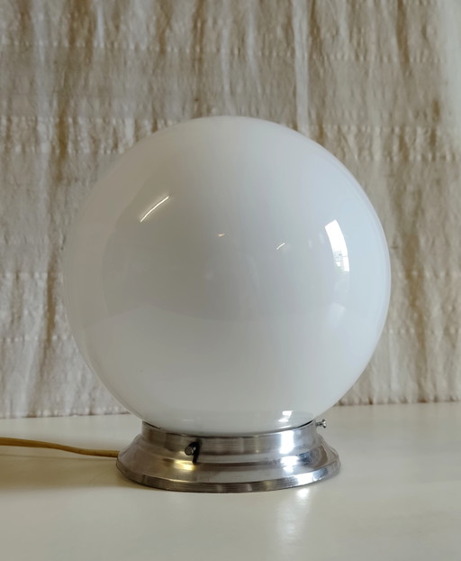 Plafonnier Ou Lampe À Poser Globe Opaline Diam. 20cm - Mid.XXeme – plafondlampen, Glass (photo 2 of 8)