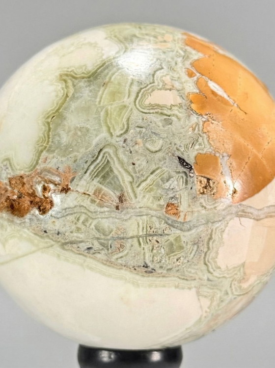 Image 1 of Dekoratives Duo – Gebänderte Kalzitkugel (Marmoronyx) und Kalzitkristall auf Sockeln