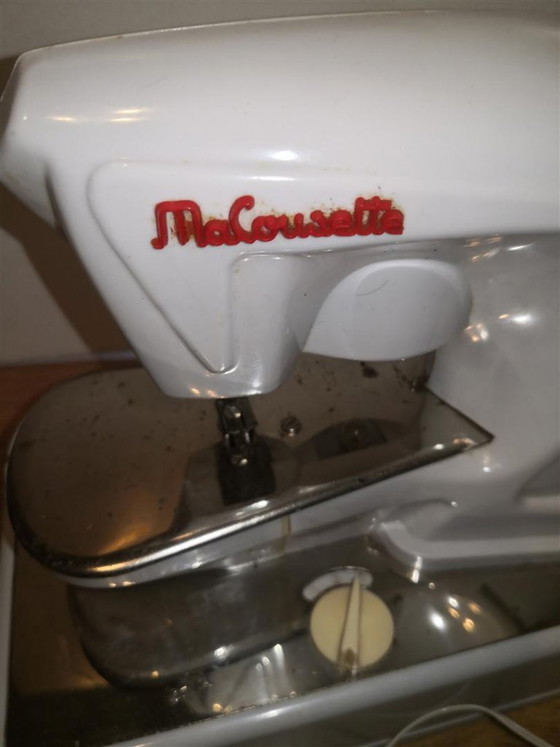 Zeldzame antieke speelgoednaaimachine Ma Cousette / Retro vintage jaren 60 – Ma Couestte (photo 2 of 16)