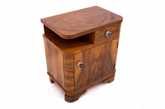 Image 1 of Juego de mesillas de noche de nogal, Polonia, primera mitad del siglo XX.