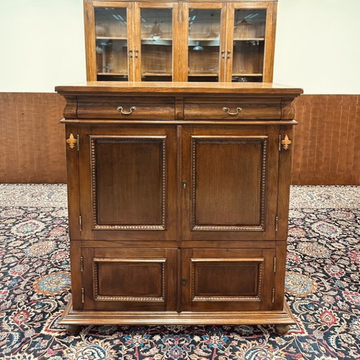 Klassischer Schrank mit Intarsien