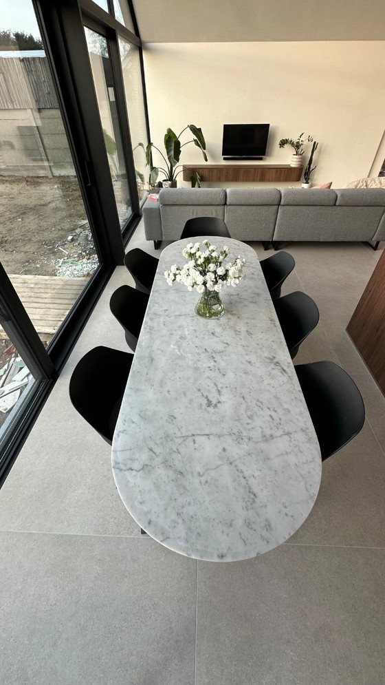 Image 1 of Mesa ovalada de mármol