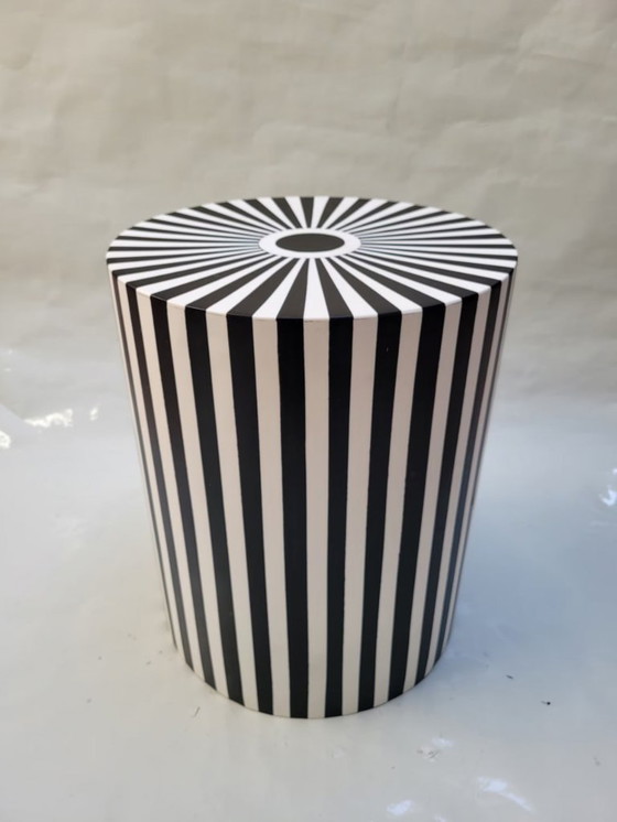 Image 1 of Tavolino in resina bianco e nero fatto a mano in Marocco – Handgemaakt in Marokko Zwart-Wit Resin Bijzettafel