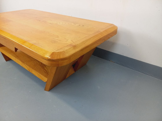 Image 1 of Vintage brutalistische rechthoekige salontafel van massief iepenhout met lade uit de jaren 70.
