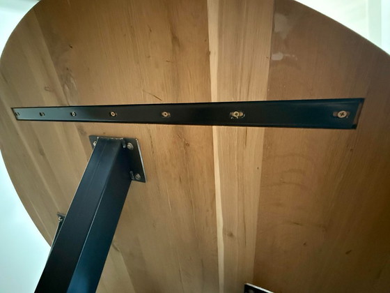 Image 1 of Table de salle à manger ronde en chêne avec piètement en matrice