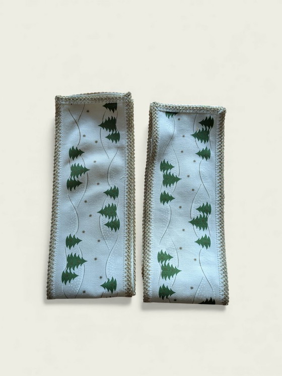 Image 1 of Set aus 2 Vintage Weihnachts-Tischläufern – Weiß mit grünen Tannen & goldfarbenen Verzierungen