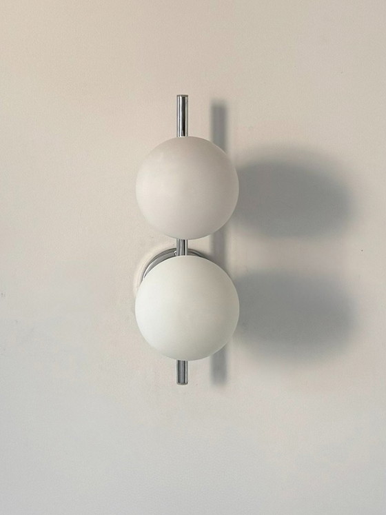 Doppelwandleuchte aus Chrom und Opalmetall, Frankreich, 1970. – Wandleuchten, Glass (photo 4 of 5)