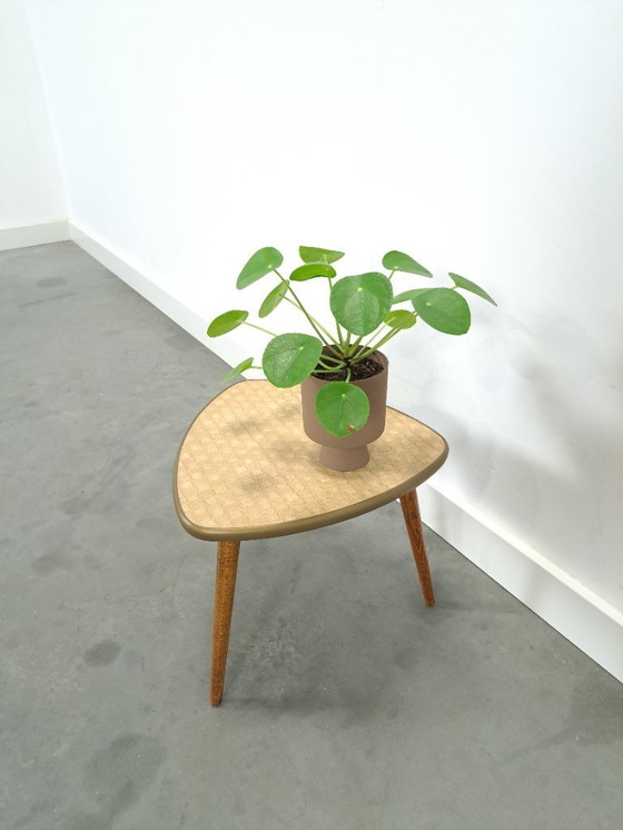 Image 1 of Beistelltisch Pflanzentisch mit beige creme karierter Resopalplatte, Nr. 29