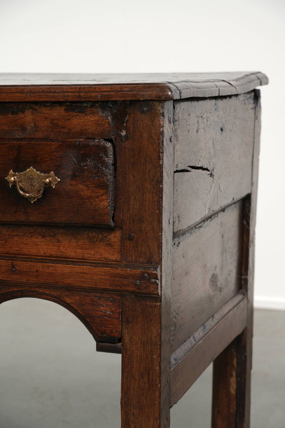 Mooie En Sierlijke Engelse Dresser Uit Begin 18e Eeuw Gemaakt Van Eikenhout Met Prachtige Details En Een (photo 8 of 11)