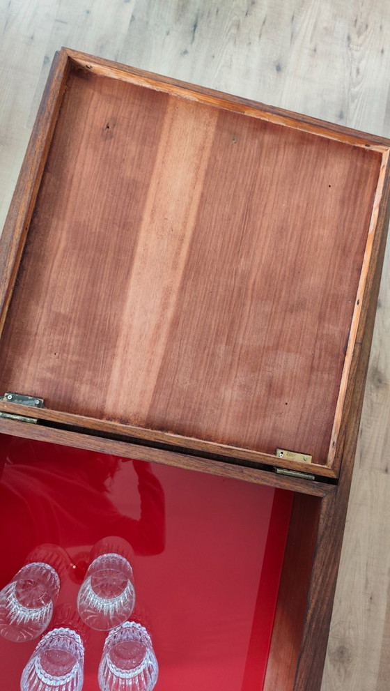 Image 1 of Un vecchio tavolo da lavoro riadattato come grande tavolino da caffè