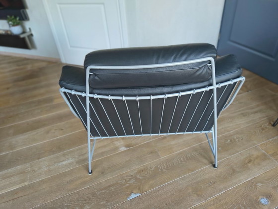 Fauteuil design Leolux Volare, cuir noir, structure grise – Leather (photo 5 of 5)