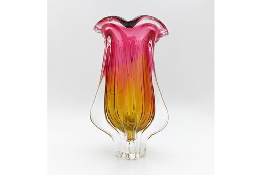 Vase en verre rose et jaune, Huta Chribska, milieu du XXe siècle.