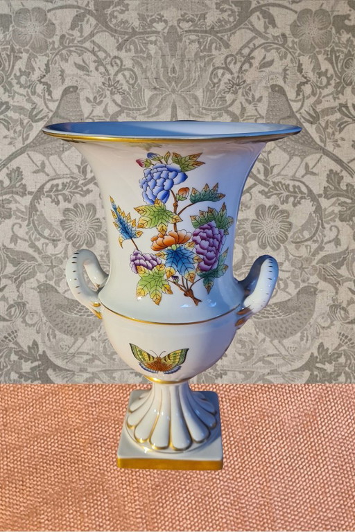 Herend Queen Victoria vase with handles on a foot - 24-carat gold accents.